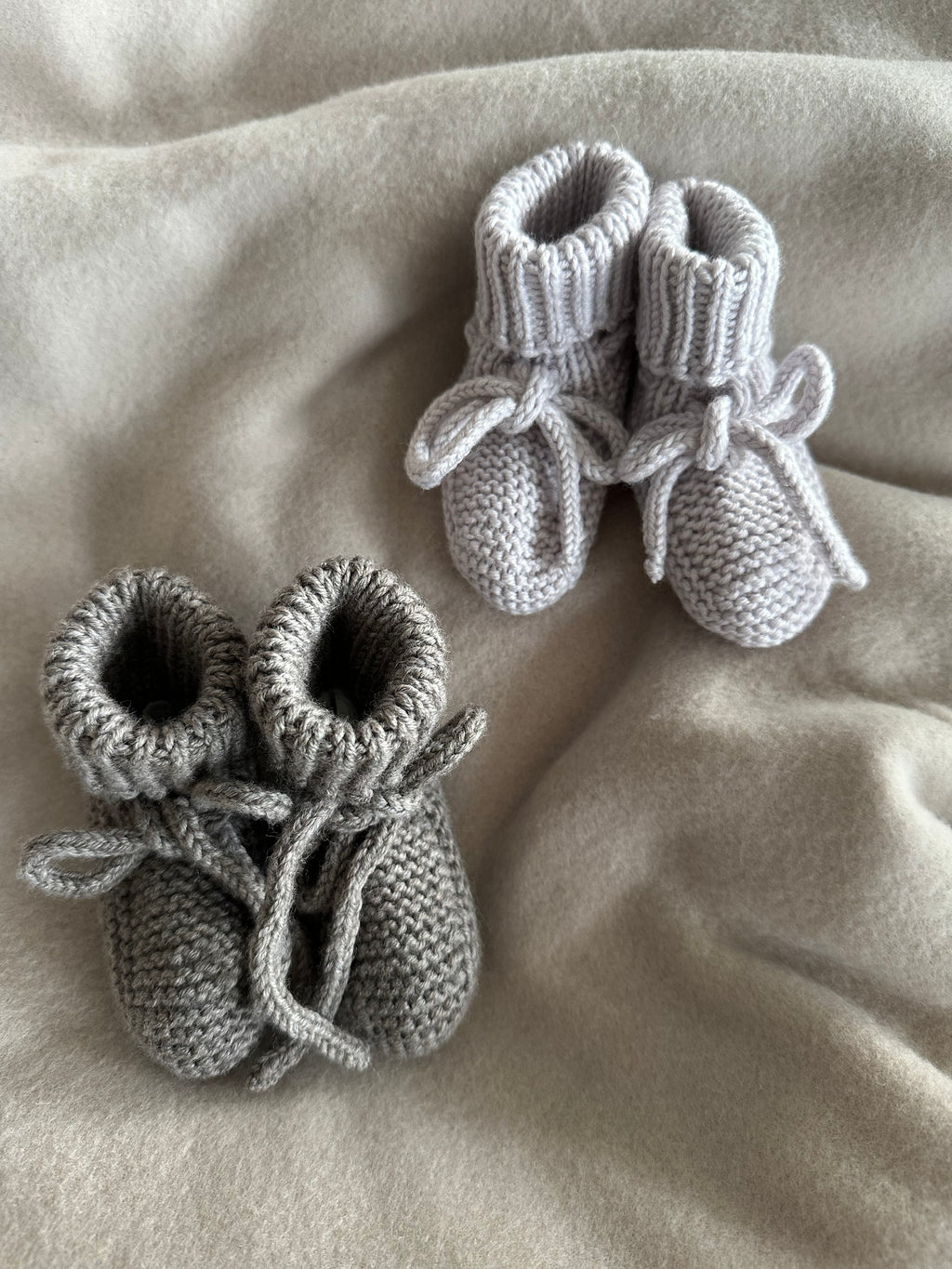 Babyschuhe aus Merinowolle (dunkelgrau)